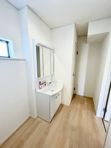 長野市若槻団地第１５の独立洗面台|洗濯機を置いても余裕の広さ！鏡の裏には収納スペース付き！　１号棟