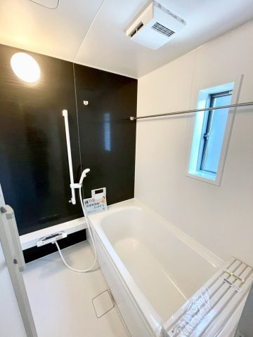 長野市若槻団地第１５の浴室|浴室乾燥機付きのお風呂です♪窓もあるので換気などもしっかりできます！！　１号棟