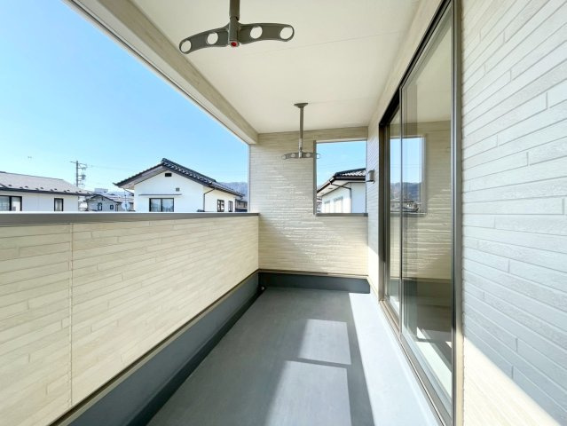 長野市若槻団地第１５のバルコニー|日当たり良好な広いバルコニー！洗濯物の出し入れなど楽々できちゃいます♪　１号棟