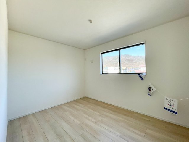 長野市若槻団地第１５の洋室|日当たり風通しともに良好！明るく朝を迎えられるつくりになっています♪　１号棟