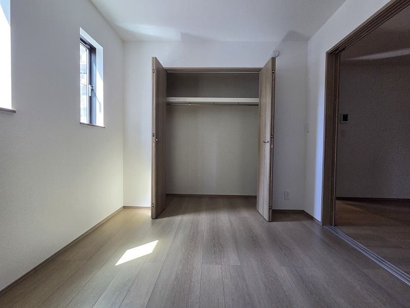 小牧市小牧１丁目　新築戸建の洋室|1階の洋室です