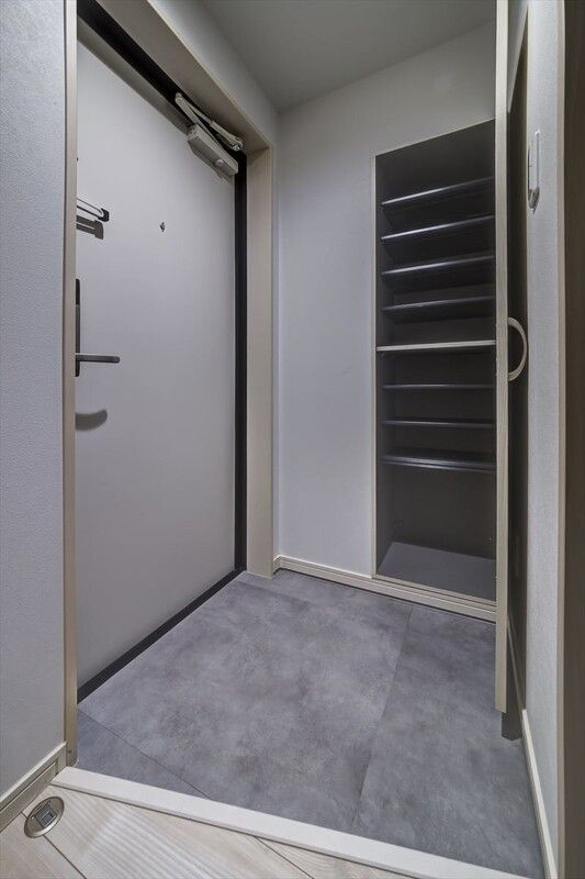 CRASTINE西堀8丁目Cの玄関