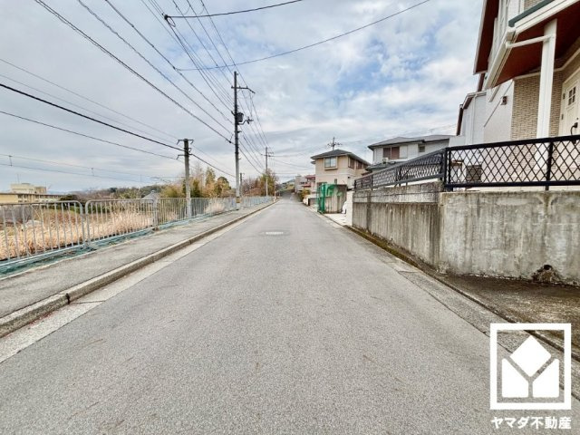 京田辺市花住坂３丁目の前面道路含む現地写真