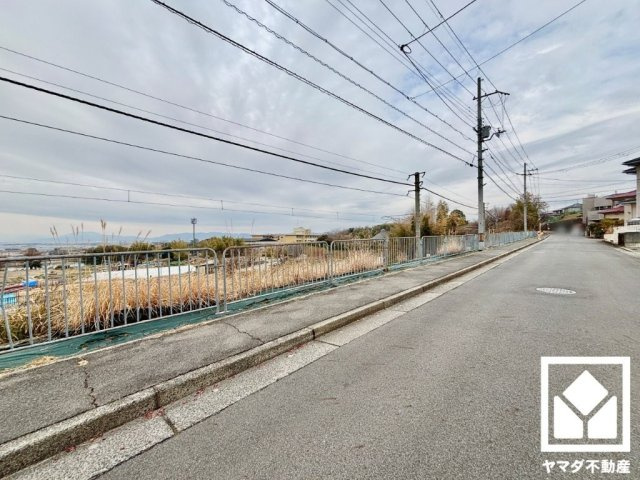 京田辺市花住坂３丁目の前面道路含む現地写真