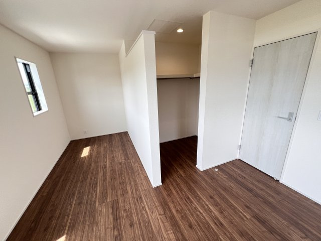 新築　甘楽郡甘楽町金井第2　Livele Garden.S　3号棟の収納|　主寝室の大型のウォークインクローゼットは収納ラクラク、お部屋スッキリ♪							
