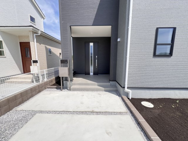 新築　甘楽郡甘楽町金井第2　Livele Garden.S　3号棟の玄関|　ポストと一体型のTVモニターホンでセキュリティ安心！
