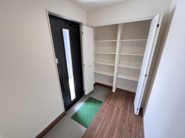 新築　甘楽郡甘楽町金井第2　Livele Garden.S　3号棟の玄関|　約３０足収納できる下駄箱は中で段の高さを調節できるのでブーツ等もきっちりしまえます！
