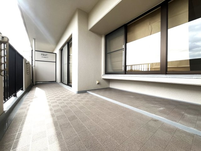 リーベスト小笹のバルコニー|幅が広くクリーンな印象のバルコニー☆
大きなバルコニーは柔らかい風を運んできます…♪
洗濯物もたくさ