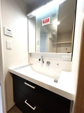 リーベスト小笹の独立洗面台|個人的に、リフォームするならこだわりたいランキング第1位！！洗面です。収納豊富な3面鏡は朝の強い味方
