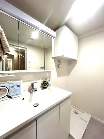 ビレッタ百道の独立洗面台|
個人的に、リフォームするならこだわりたいランキング第1位！！洗面です。収納豊富な3面鏡は朝の強い味