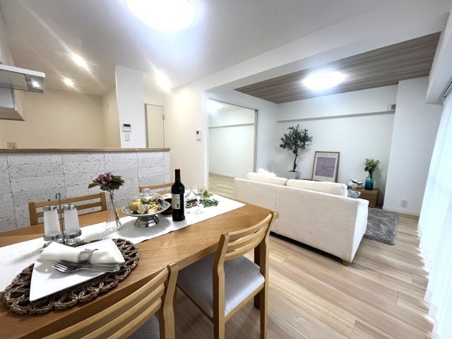 ビレッタ百道の居間・リビング|陽当たりよく居心地が良いお部屋なので家族団らんの時間も増えそうですね♪