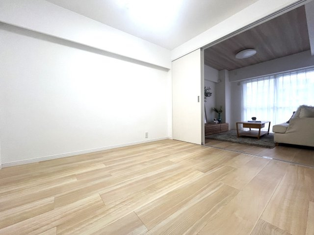 ビレッタ百道の洋室|
スライド式の間仕切りのある居室です♪
開いたままにしてリビングを大きく使うことも可能です♪