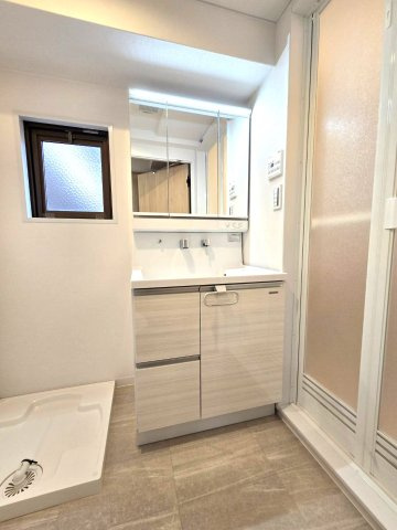 朝日プラザ大橋南の独立洗面台|
個人的に、リフォームするならこだわりたいランキング第1位！！洗面です。収納豊富な3面鏡は朝の強い味