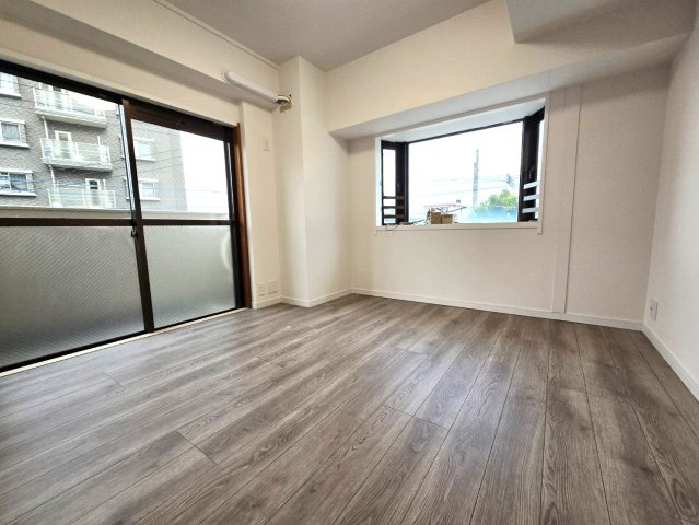 朝日プラザ大橋南の洋室|二面採光なので陽当たりよく、開放感がありますよ♪風通しが良くなるため換気もしやすくなります☆