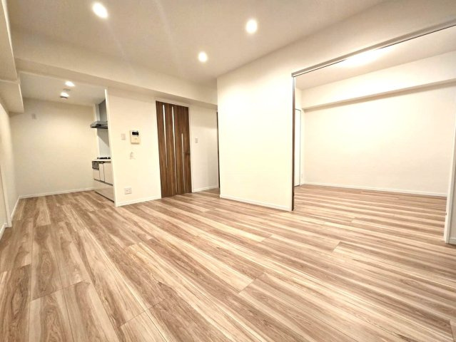 ジョイナス天神タワーの居間・リビング|スライド式の間仕切りのある居室です♪
開いたままにしてリビングを大きく使うことも可能です♪