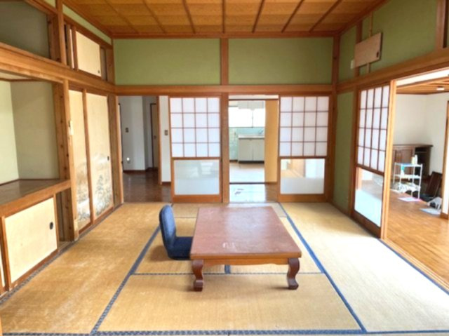 TCK磯山戸建のキッチン|3口ビルトインコンロ付