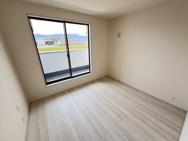 新築　甘楽郡甘楽町金井第2　Livele Garden.S　1号棟の洋室|　日当たりと風通しの良い二面採光♪						
					
					
