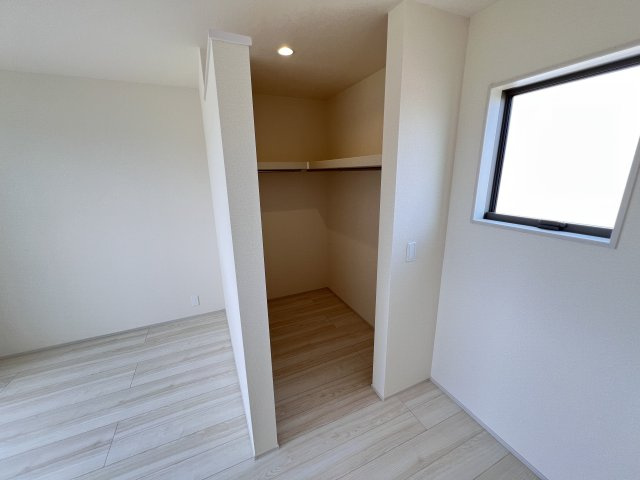 新築　甘楽郡甘楽町金井第2　Livele Garden.S　1号棟の収納|　主寝室の大型のウォークインクローゼットは収納ラクラク、お部屋スッキリ♪							
