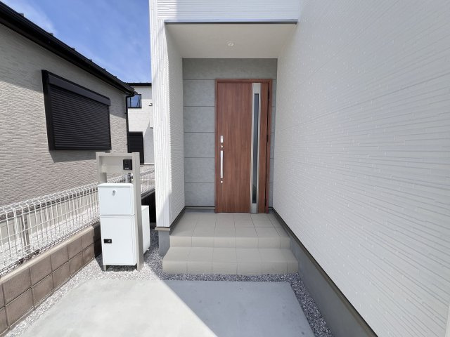 新築　甘楽郡甘楽町金井第2　Livele Garden.S　1号棟の玄関|　ポストと一体型のTVモニターホンでセキュリティ安心！
