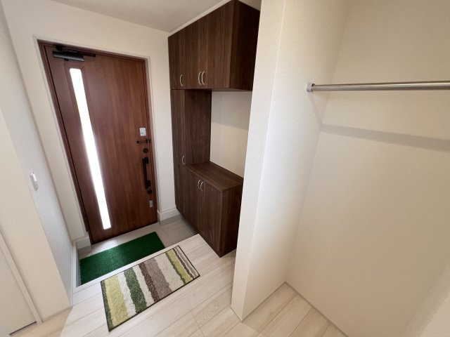 新築　甘楽郡甘楽町金井第2　Livele Garden.S　1号棟の玄関|　約３０足収納できる下駄箱は中で段の高さを調節できるのでブーツ等もきっちりしまえます！
