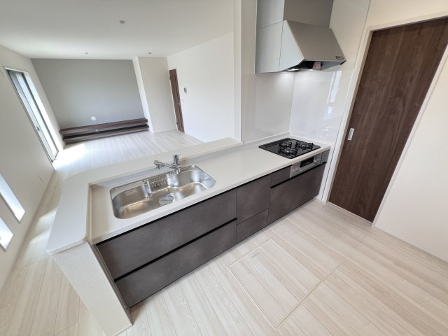新築　甘楽郡甘楽町金井第2　Livele Garden.S　1号棟のキッチン|　間口2550ｍｍで作業スペースも広々！換気扇も汚れが付きにくくお掃除がし易い設計です。
