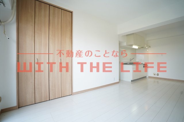 エスティーム・アン櫛原【キャッシュバック対象物件】の居間・リビング|こちらのリビングで趣味の時間をお楽しみください