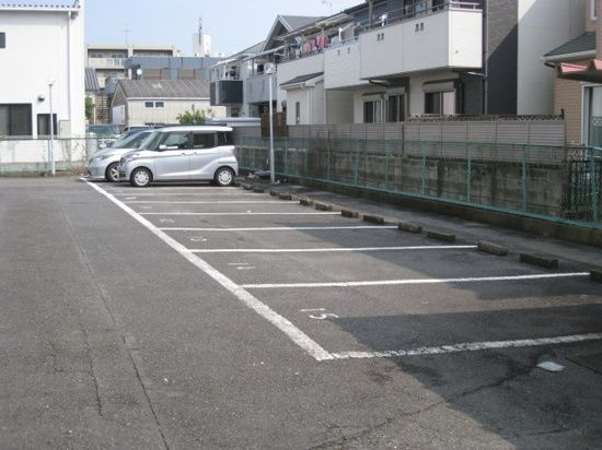 第2グランドハイツ服部の駐車場|車をお持ちの方に嬉しい駐車場付きの物件です