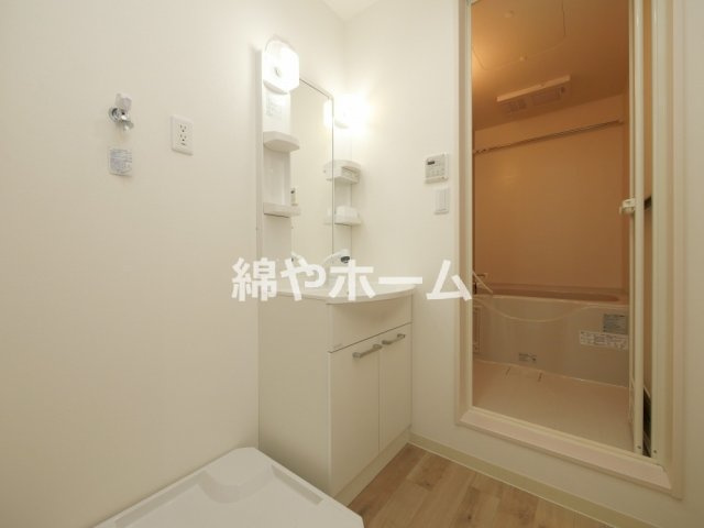 フジパレス遠里小野イーストの洗面所|ゆったりとスペースのある洗面所