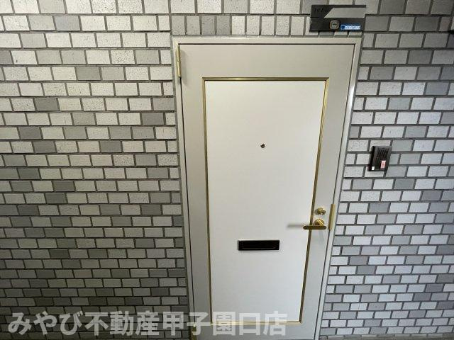 HACHIBUSE鳴尾のエントランス