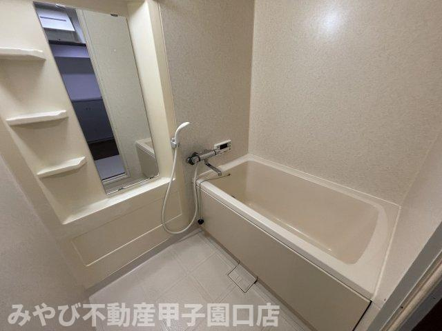 HACHIBUSE鳴尾の浴室