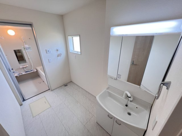 新築　甘楽郡甘楽町金井第2　Livele Garden.S　2号棟の独立洗面台|　シャワー付きの洗面台は忙しい朝でも身支度を整えるのにとても便利◎							
