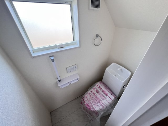 新築　甘楽郡甘楽町金井第2　Livele Garden.S　2号棟のトイレ|　節水タイプのウォシュレット付きトイレ、水道料節約に一役買います！
