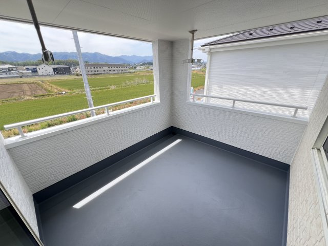新築　甘楽郡甘楽町金井第2　Livele Garden.S　2号棟のバルコニー|　インナーバルコニーで少しの雨なら濡れずにすみます。天気が怪しいけど…という悩みも解消ですね!									

