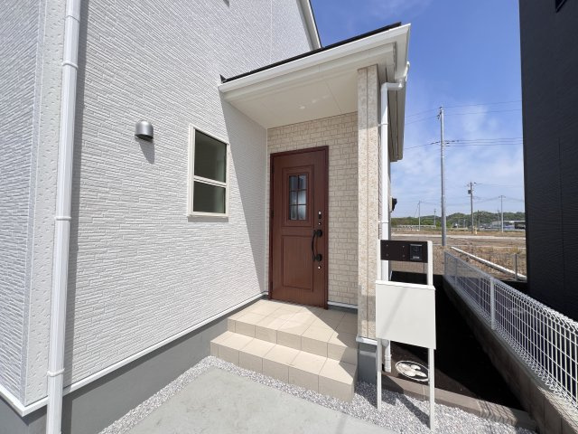 新築　甘楽郡甘楽町金井第2　Livele Garden.S　2号棟の玄関|　ポストと一体型のTVモニターホンでセキュリティ安心！
