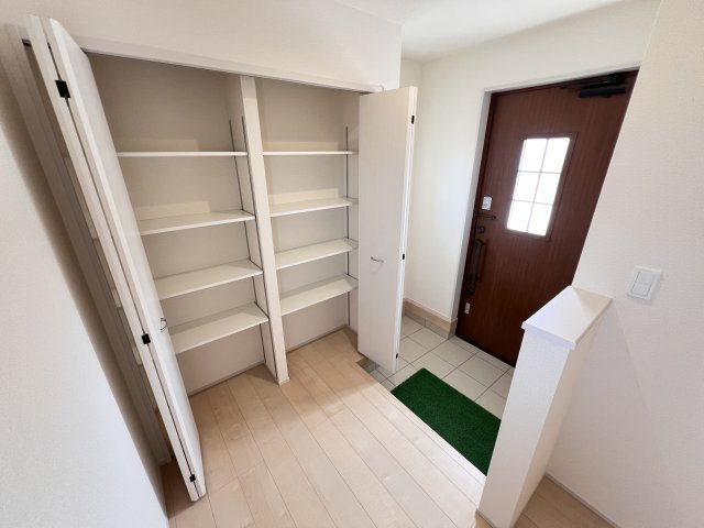新築　甘楽郡甘楽町金井第2　Livele Garden.S　2号棟の玄関|　約３０足収納できる下駄箱は中で段の高さを調節できるのでブーツ等もきっちりしまえます！
