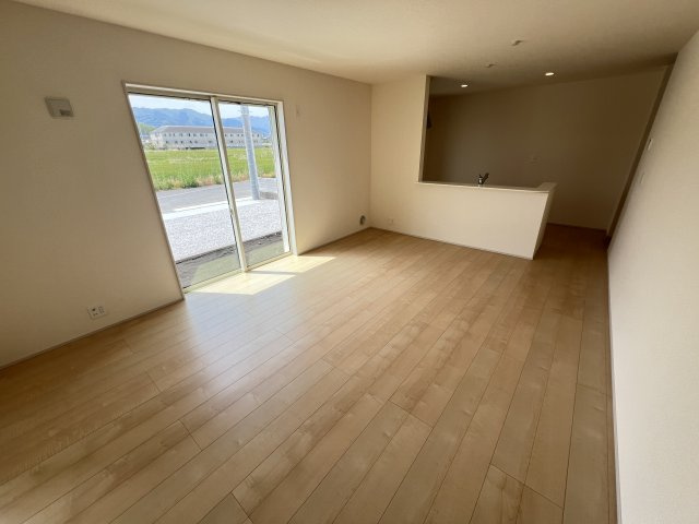 新築　甘楽郡甘楽町金井第2　Livele Garden.S　2号棟の居間・リビング|　家族の会話が弾む対面キッチン。お子様の様子も確認できて安心ですね。

