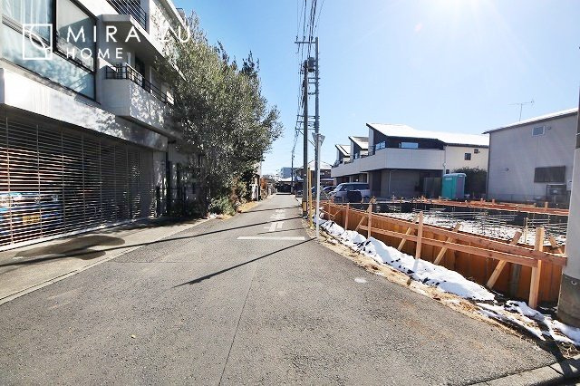【前面道路含む現地写真】 | プライバシー性と開放感を高める住環境。陽当たりの良い開かれたロケーションを活かし、心地よい暮らしをプランニング



