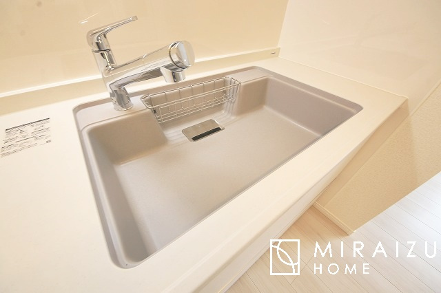 【その他】 | お掃除もしやすい大き目のシンクです。耐熱性・耐久性・対磨耗性が高いというメリットがございます。お掃除が苦手な方でもいつでも綺麗に楽にメンテナンスが可能です。