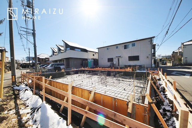 【外観】 | 青く澄み渡った綺麗な空と、陽の光をたっぷりと受ける、そんな新築住宅で新生活をスタートしてみませんか？見学・ご相談等、ミライズホーム(株)までお気軽にご連絡下さい。