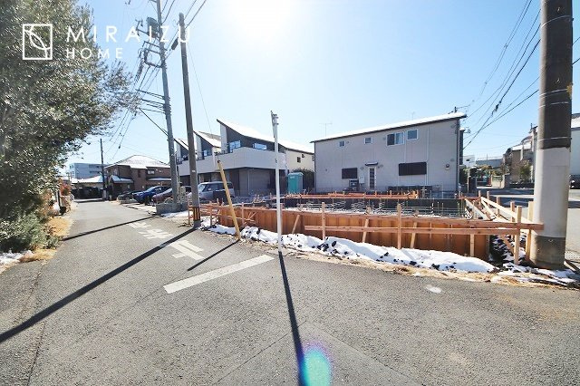 【前面道路含む現地写真】 | プライバシー性と開放感を高める住環境。陽当たりの良い開かれたロケーションを活かし、心地よい暮らしをプランニング

