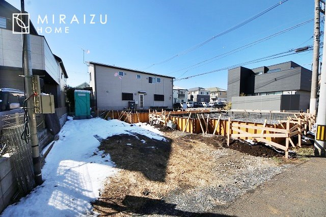 【外観】 | 青く澄み渡った綺麗な空と、陽の光をたっぷりと受ける、そんな新築住宅で新生活をスタートしてみませんか？見学・ご相談等、ミライズホーム(株)までお気軽にご連絡下さい♪

