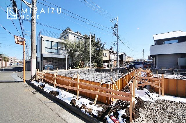 【前面道路含む現地写真】 | 青く澄み渡った綺麗な空と、陽の光をたっぷりと受ける、そんな新築住宅で新生活をスタートしてみませんか？見学・ご相談等、ミライズホーム(株)までお気軽にご連絡下さい♪

