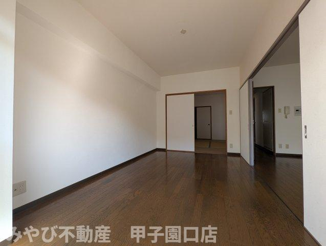 シェルコート南甲子園の居間・リビング