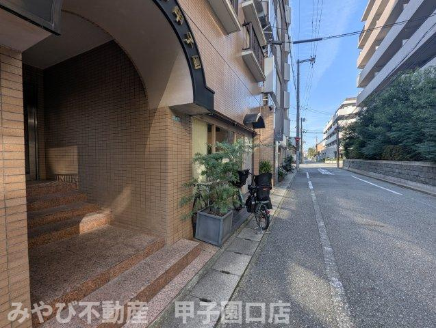 ハイコート甲子園のエントランス