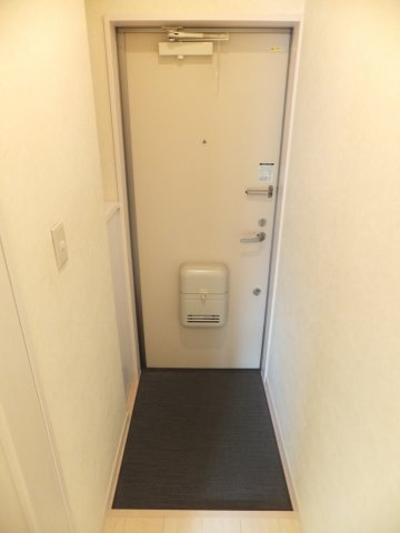 ヴェスタ市川B棟の玄関