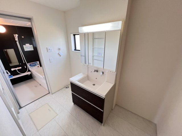 新築　甘楽郡甘楽町金井第2　Livele Garden.S　4号棟の独立洗面台|　シャワー付きの洗面台は忙しい朝でも身支度を整えるのにとても便利◎							

