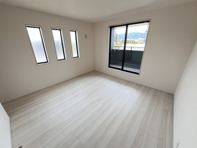 新築　甘楽郡甘楽町金井第2　Livele Garden.S　4号棟の洋室|　全室南向きで明るいお部屋、子供部屋は明るい方が良いですよね♪							
					
