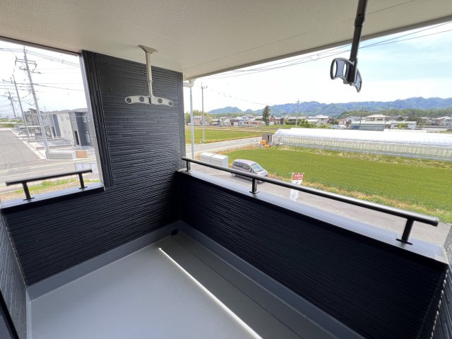 新築　甘楽郡甘楽町金井第2　Livele Garden.S　4号棟のバルコニー|　インナーバルコニーで少しの雨なら濡れずにすみます。天気が怪しいけど…という悩みも解消ですね!									

