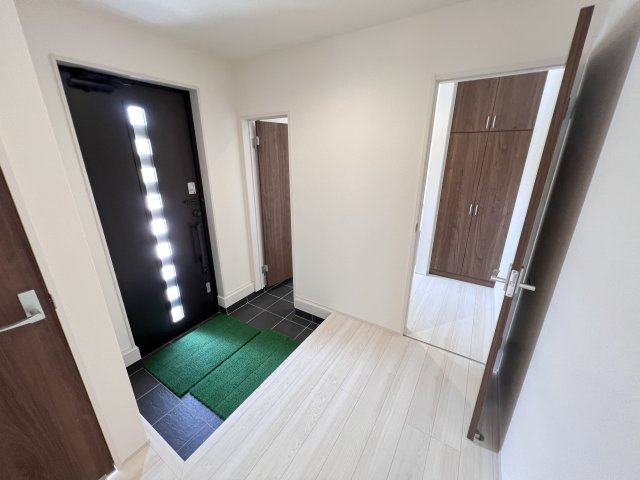 新築　甘楽郡甘楽町金井第2　Livele Garden.S　4号棟の玄関|　シューズインクロークと下駄箱があり、かなりの収納量が期待できます！							
