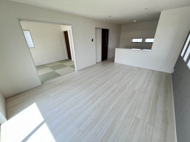 新築　甘楽郡甘楽町金井第2　Livele Garden.S　4号棟の居間・リビング|　家族の会話が弾む対面キッチン。お子様の様子も確認できて安心ですね。
